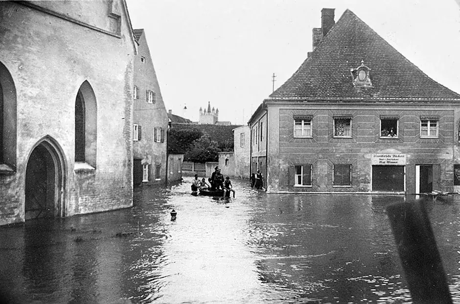 Hochwasser an der Amper: Die Bäckerei steht unter Wasser