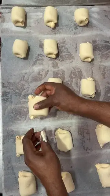 Croissants werden von Hand gerollt