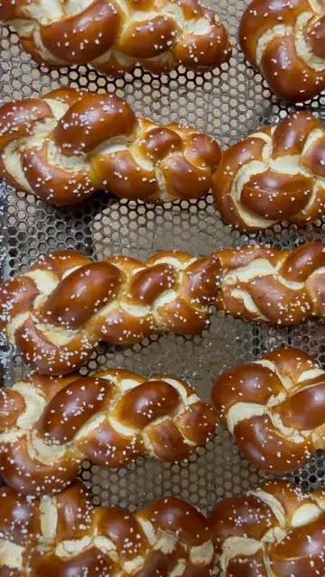 Laugenzöpfe auf dem Blech