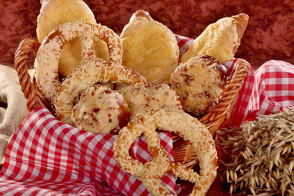 Laugengebäck mit überbackenem Käse