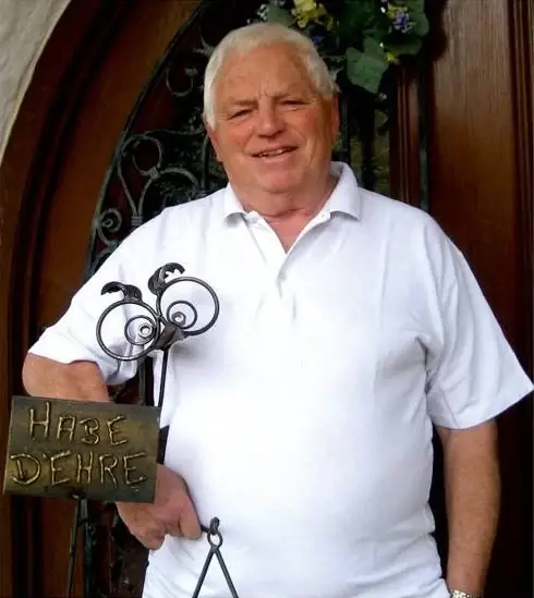 Max Wimmer sen. mit einem Schild „Habe d'Ehre“