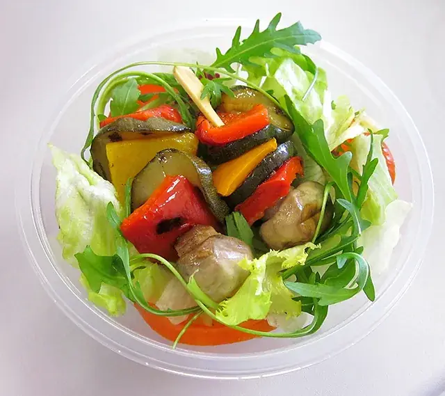Frischer Salat mit gegrilltem Gemüse